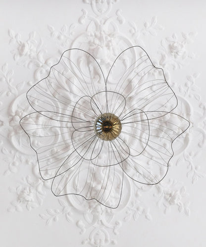 Suspension minimaliste en fil métallique : fleur de champs - L'atelier de Boucle Piquée