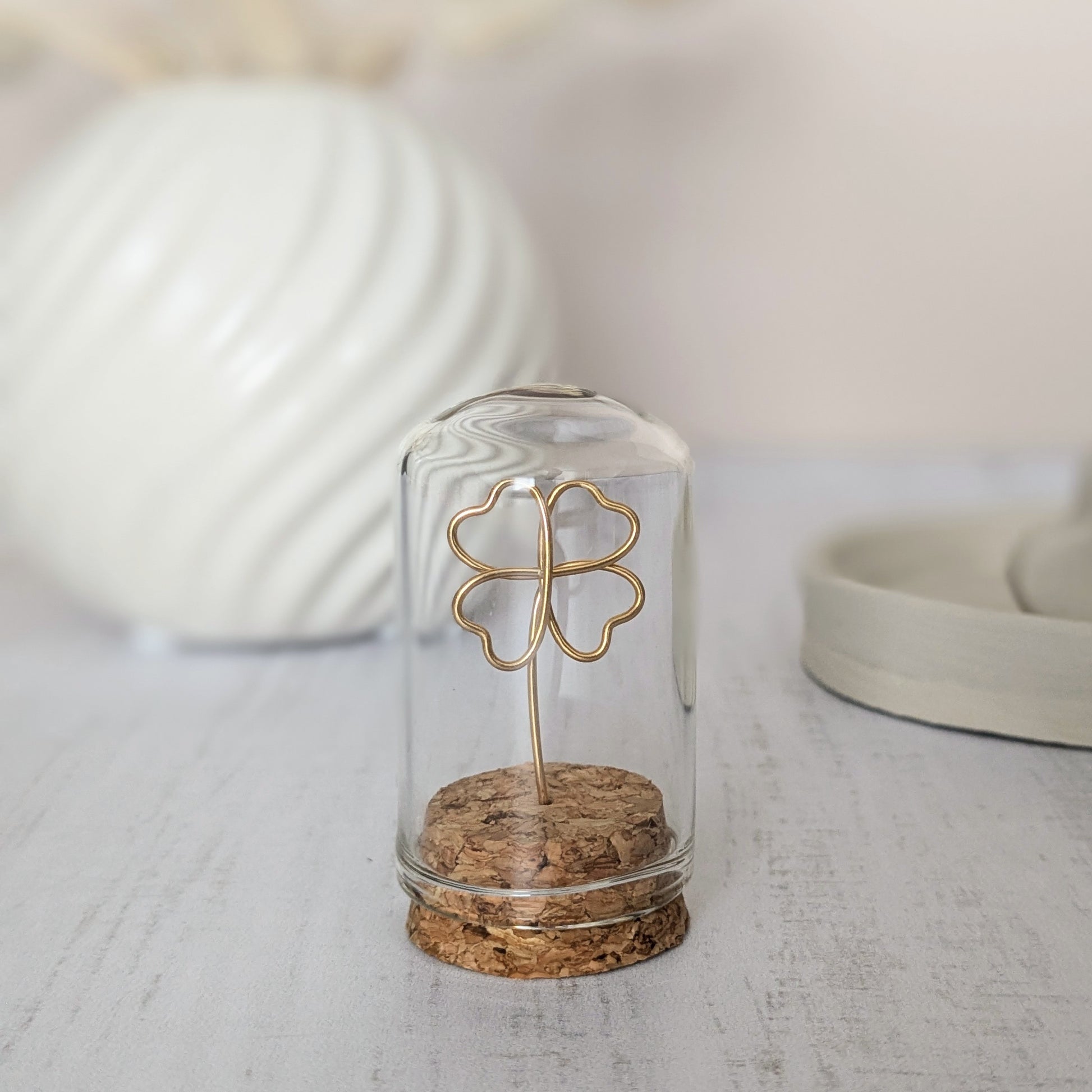 Objet déco - Mini cloche porte-bonheur : trèfle à 4 feuilles doré - L'atelier de Boucle Piquée