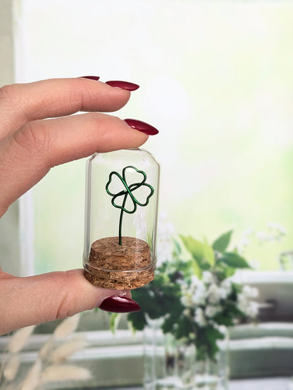Mini cloche porte-bonheur en métal, verre et liège : trèfle à feuilles - L'atelier de Boucle Piquée