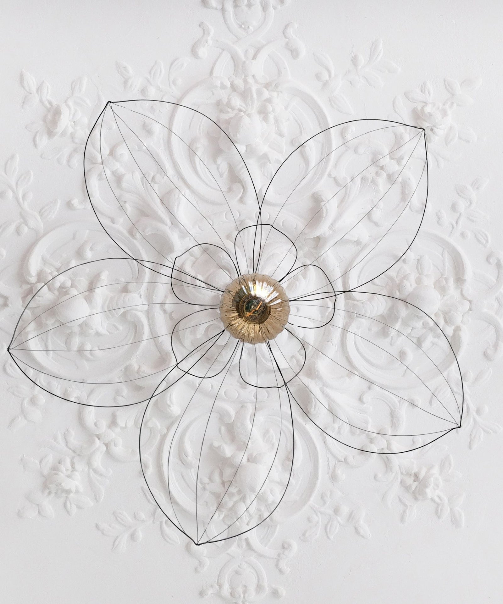 Suspension fleur de lotus en fil métallique - L'atelier de Boucle Piquée