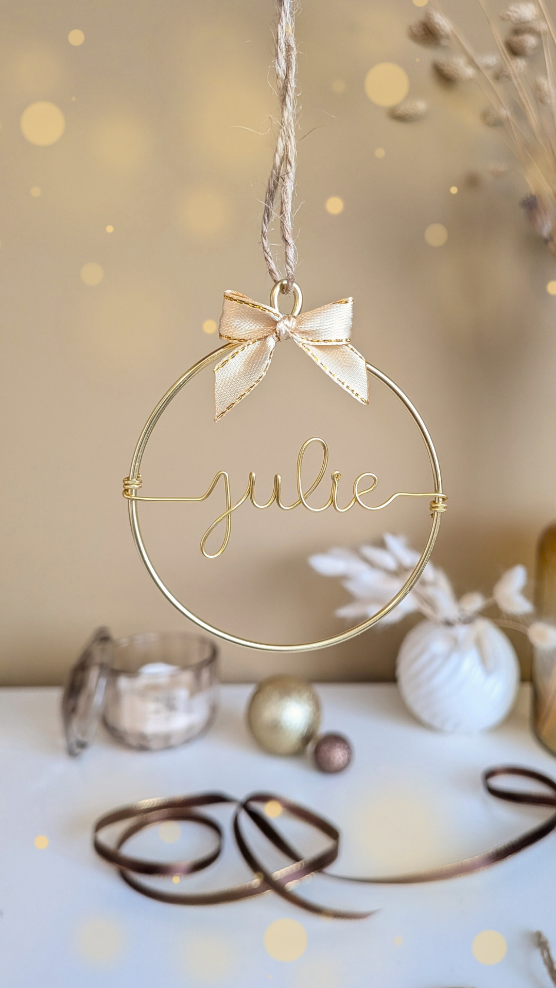 Boule de Noël personnalisée prénom avec noeud - Doré - L'atelier de Boucle Piquée