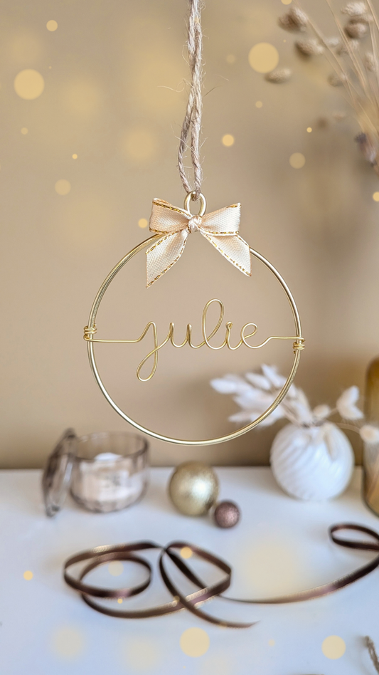 Boule de Noël personnalisée prénom avec noeud - Doré - L'atelier de Boucle Piquée