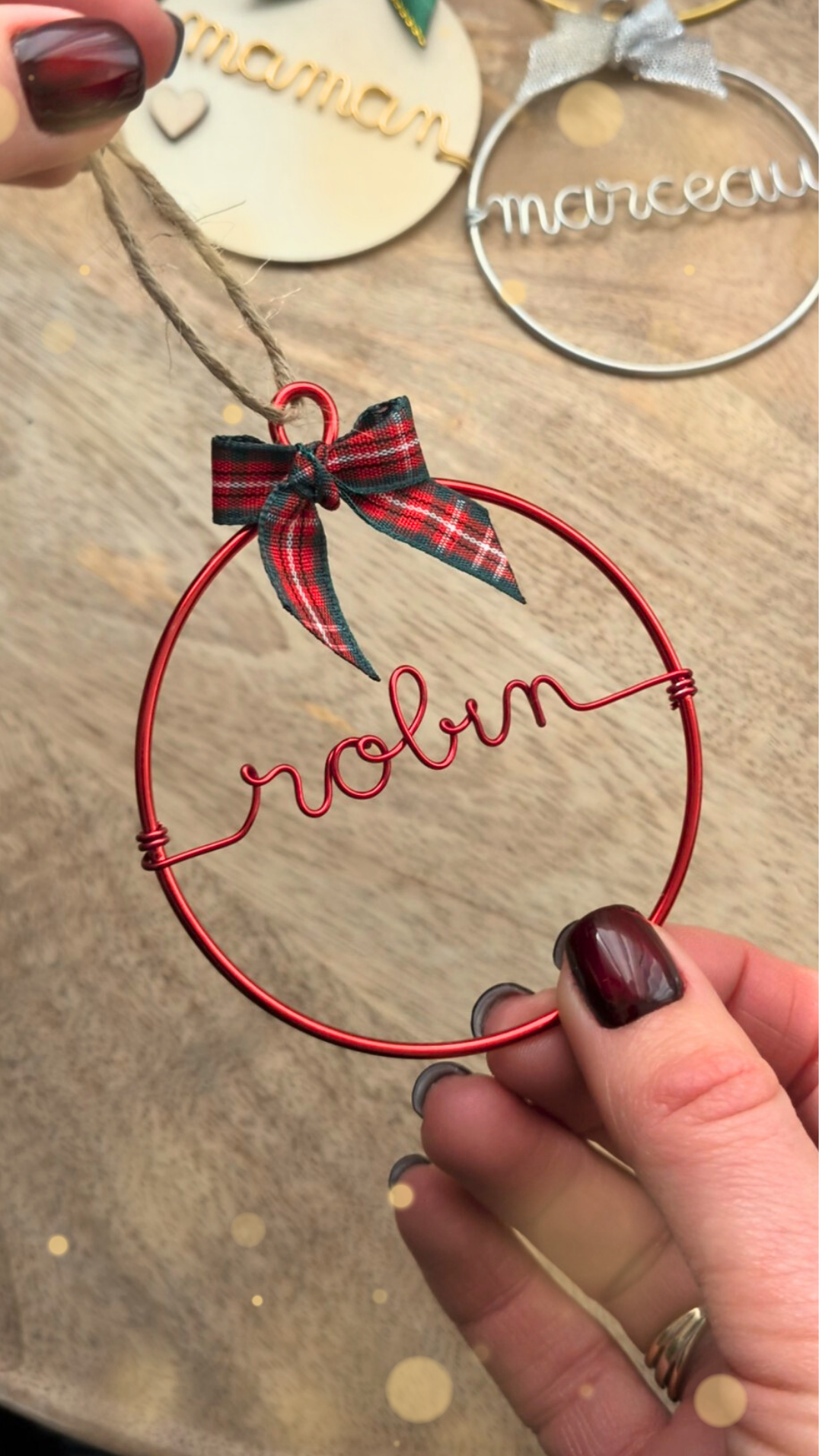 Boule de Noël personnalisée avec prénom - Rouge - L'atelier de Boucle Piquée