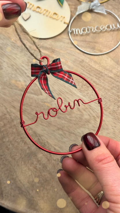 Boule de Noël personnalisée avec prénom - Rouge - L'atelier de Boucle Piquée