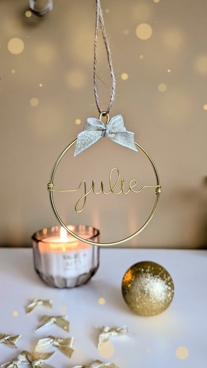 Boule de Noël personnalisée prénom avec noeud - Doré - L'atelier de Boucle Piquée