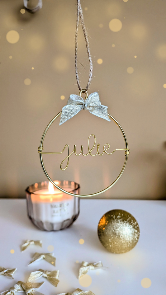 Boule de Noël personnalisée prénom avec noeud - Doré - L'atelier de Boucle Piquée