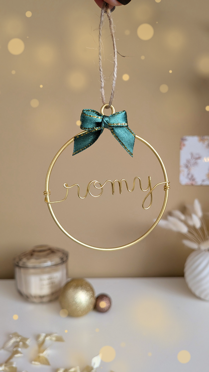 Boule de Noël personnalisée avec prénom - Doré - L'atelier de Boucle Piquée