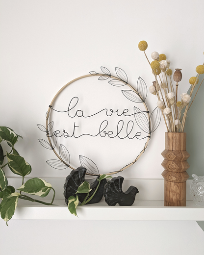 Couronne décorative à message personnalisable - Noir & Bois - L'atelier de Boucle Piquée