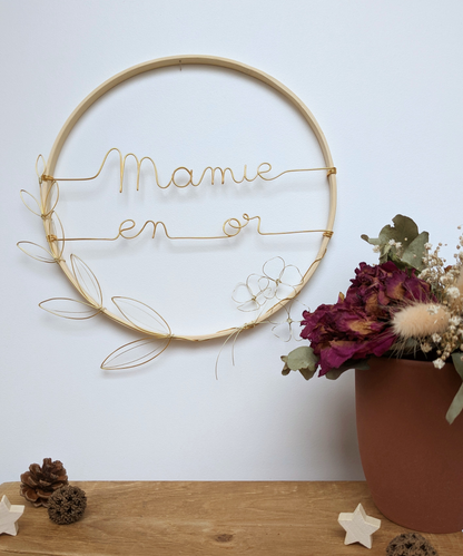 Couronne décorative à message personnalisable - Or & Bois - L'atelier de Boucle Piquée
