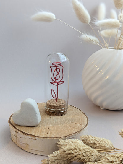 Rose éternelle en fil de fer sous cloche - rouge - L'atelier de Boucle Piquée