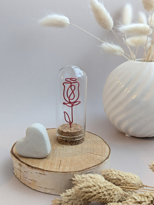 Rose éternelle en fil de fer sous cloche - rouge - L'atelier de Boucle Piquée